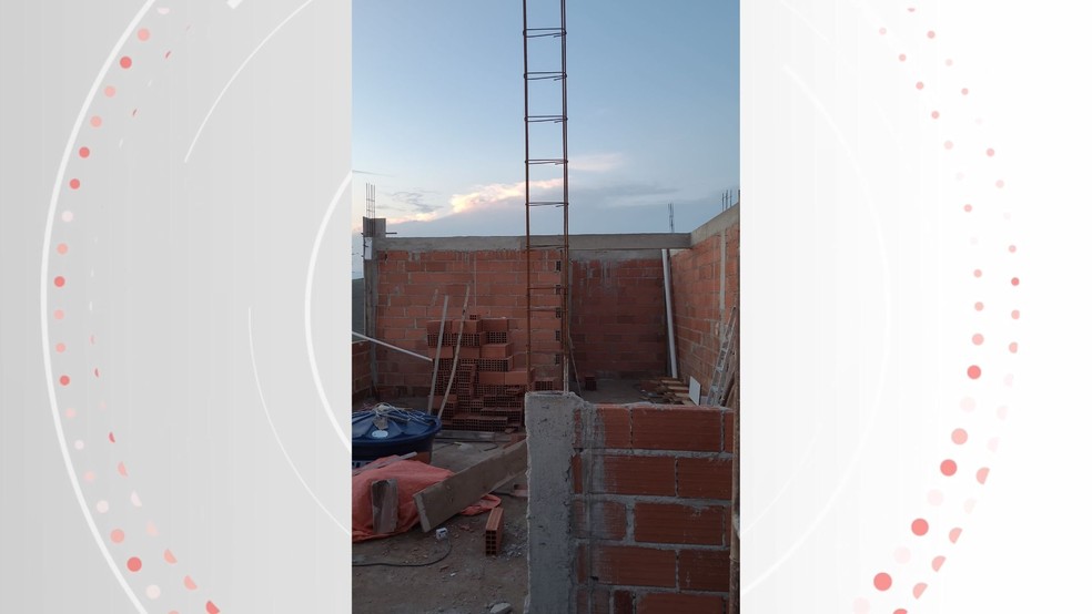Para adaptar a casa para a chegada dos bebês, o casal está construindo no segundo andar do imóvel onde moram em Colatina, no ES — Foto: Arquivo pessoal