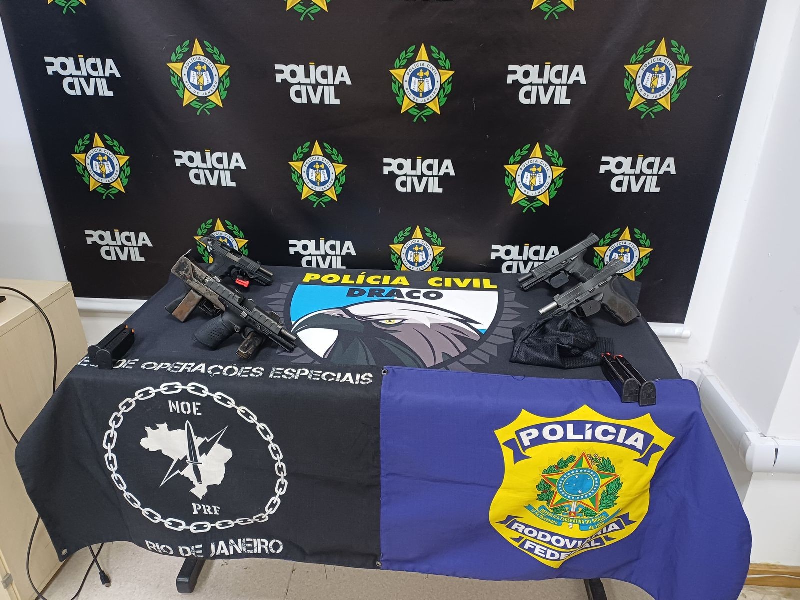 PM é preso com carro usado em comboio de milícia no Catiri; veículo estava clonado e tinha armas