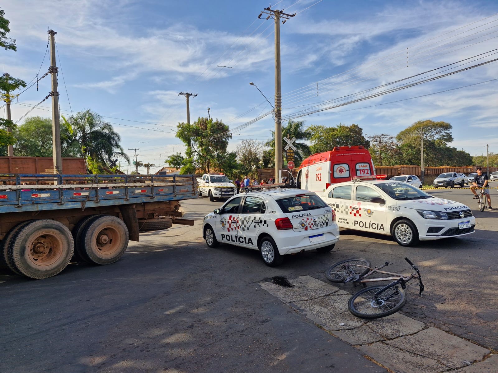 Adolescente morre e outro fica ferido em acidente entre bicicleta e caminhão no interior de SP