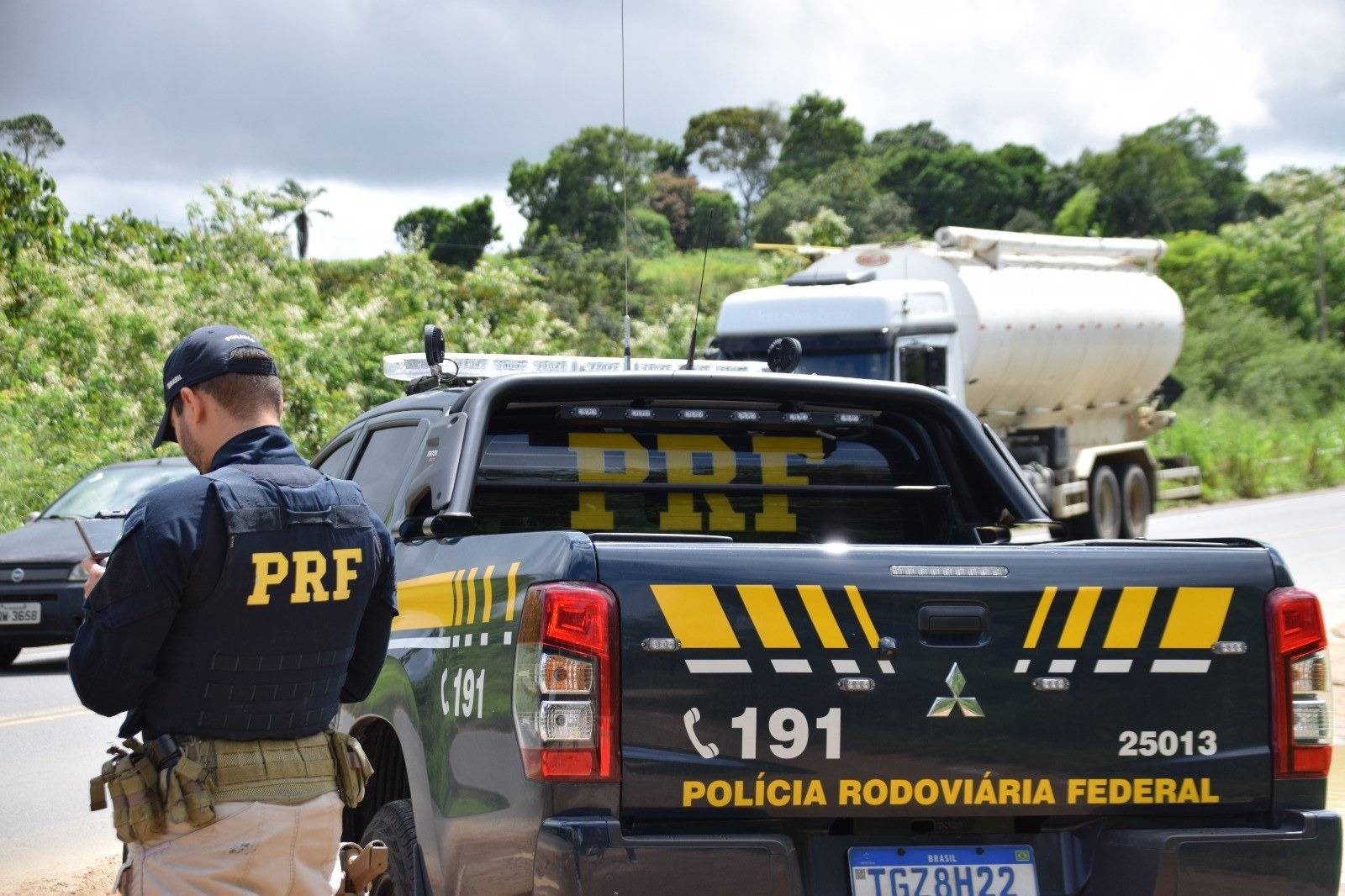 Motorista de caminhão morre após engavetamento com quatro veículos em rodovia na Bahia