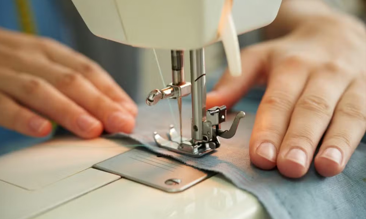 Prefeitura e Senai oferecem curso gratuito de costura industrial com bolsa de R$ 500 em distrito de Feira de Santana