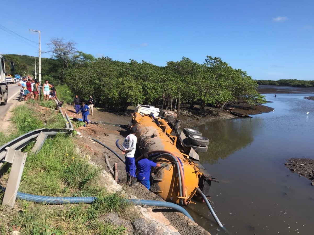 Caminhão limpa-fossas tomba e cai em rio de Natal | Rio Grande do Norte ...
