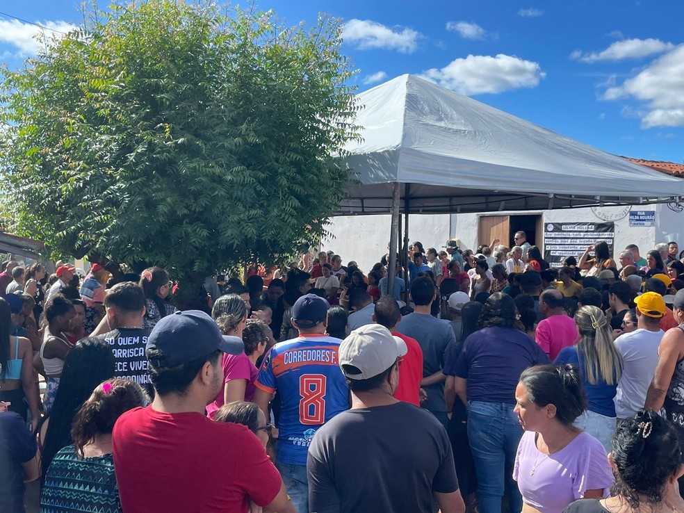 Velório foi fechado apenas para familiares, mas multidão compareceu à salão comunitário em Crateús, no Ceará. — Foto: Mateus Ferreira/TVM