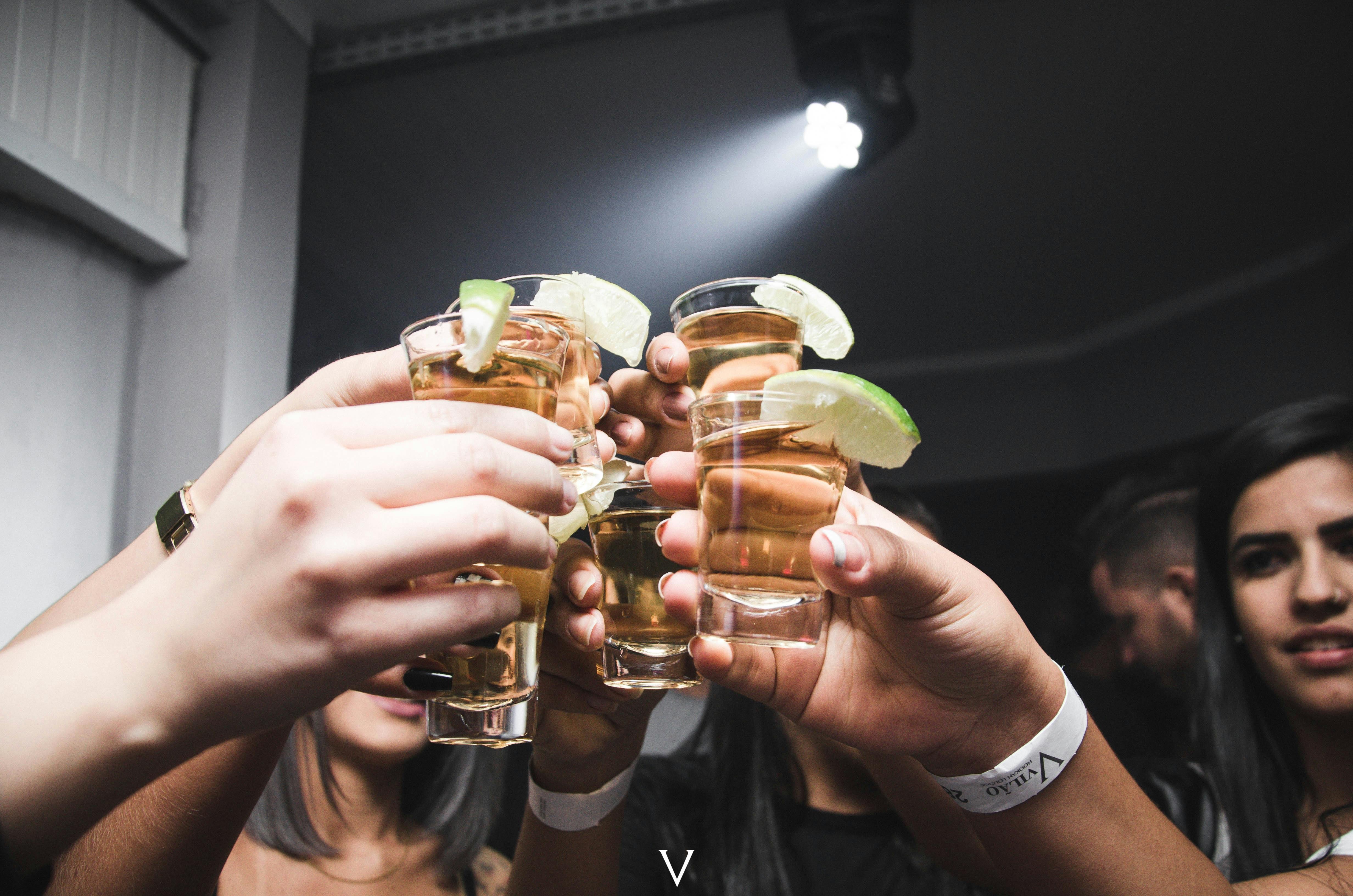 Beber álcool aumenta risco de demência mesmo quando o consumo é pequeno, aponta estudo de Oxford