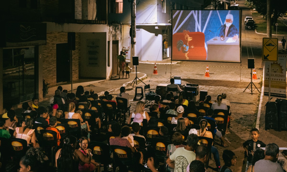 Cinema itinerante movido a energia solar exibe sessões gratuitas em Feira de Santana; confira a programação