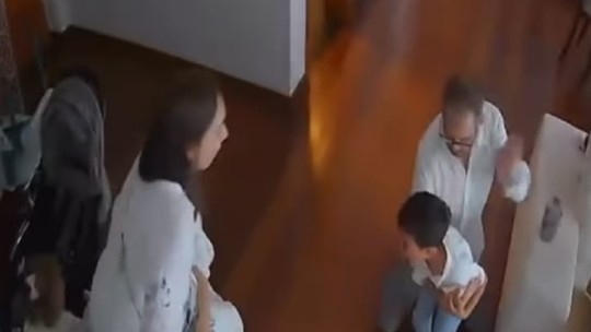 Médico que salvou filho de 4 anos após menino engasgar com bolinha de isopor relata tensão: 'Desabei no chão'