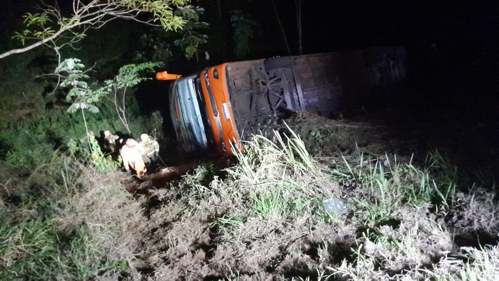 Ônibus de turismo tombou, caiu em barranco e deixou pelo menos 40 feridos na BR-040, em Simão Pereira  — Foto: Corpo de Bombeiros/Divulgação