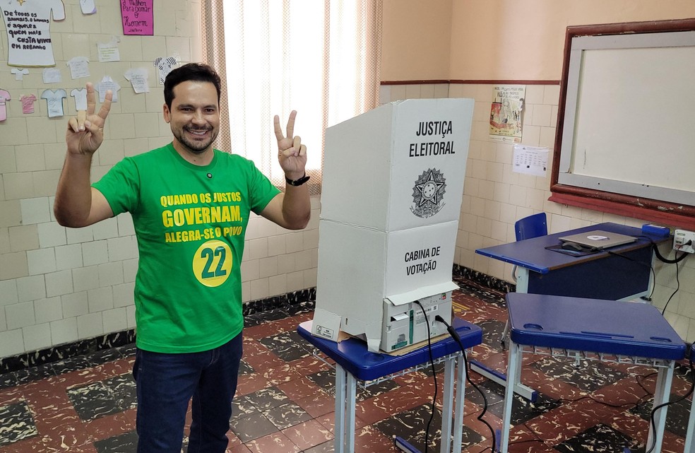 Candidato Capitão Alberto Neto (PL) vota em Manaus. — Foto: Lucas Macedo/g1 AM
