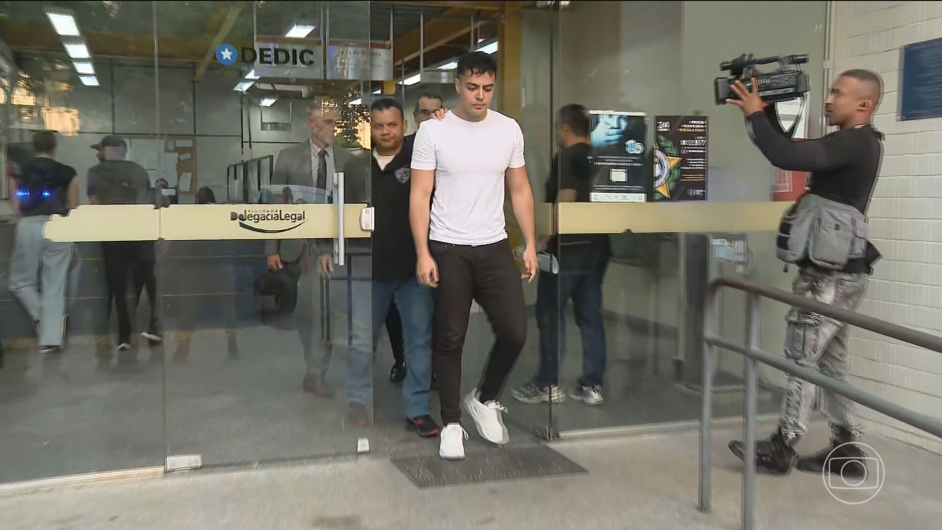 Influenciador que atropelou e matou noivo após casamento no Rio se entrega à polícia depois de 10 meses foragido