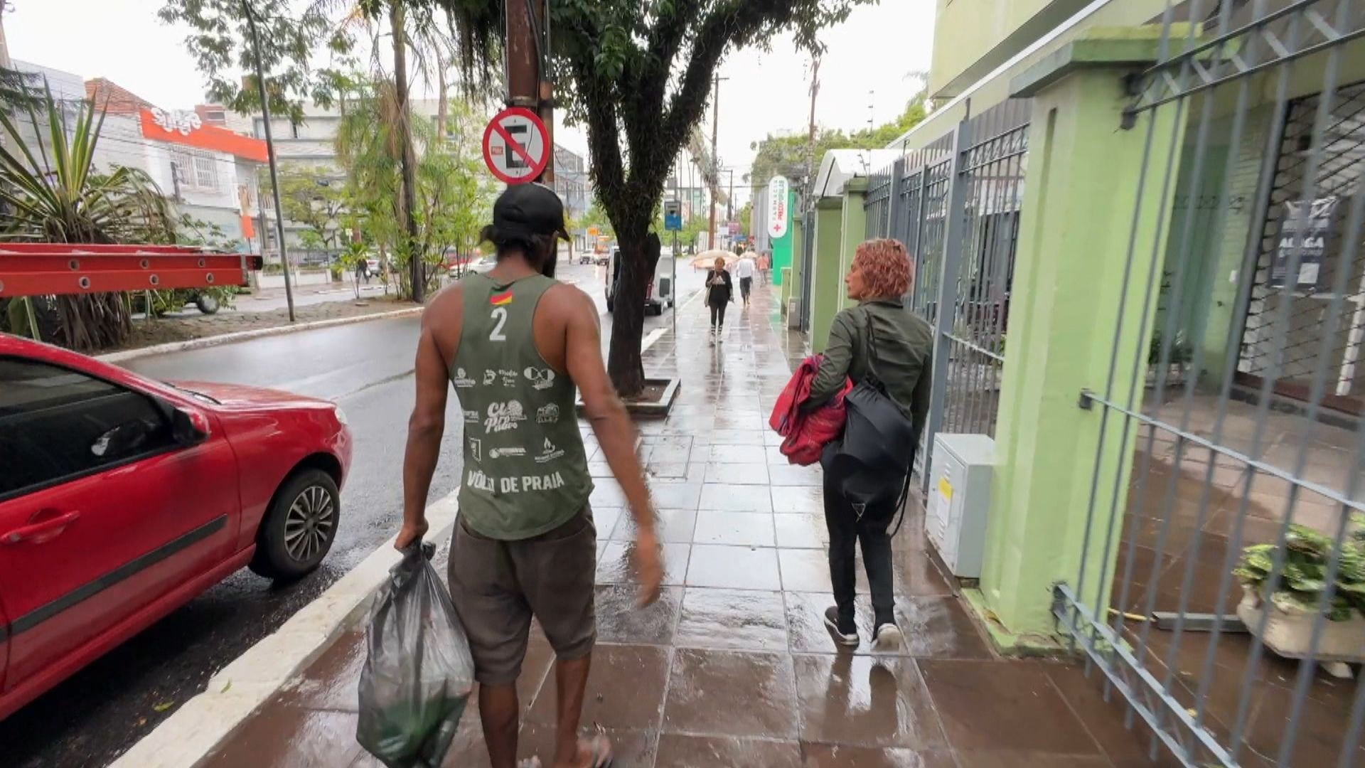 Repórter acompanha rotina de casal que vive há 12 anos em situação de rua em Porto Alegre: 'É muita discriminação'