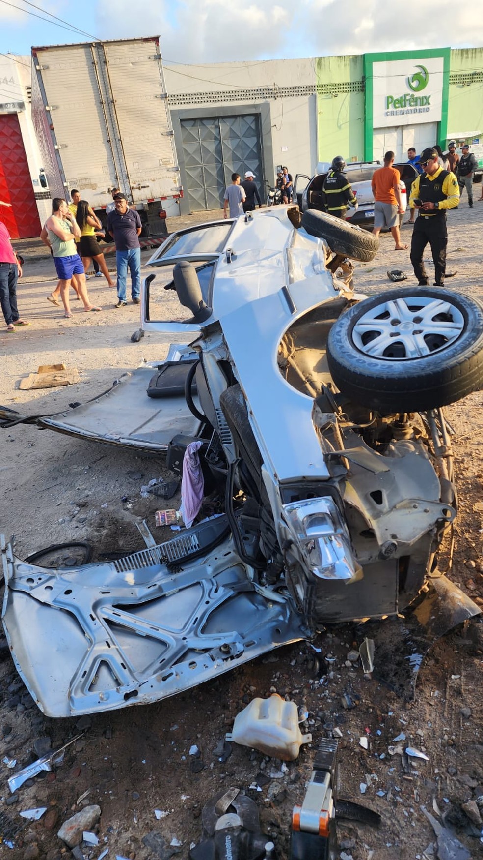 Bombeiros tiveram que cortar o veículo para retirar vítima — Foto: CBMAL
