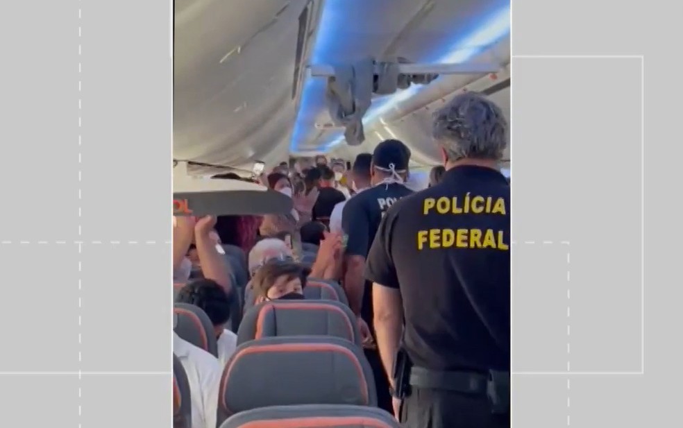 Policiais federais retiram passageiro de avião — Foto: Arquivo pessoal
