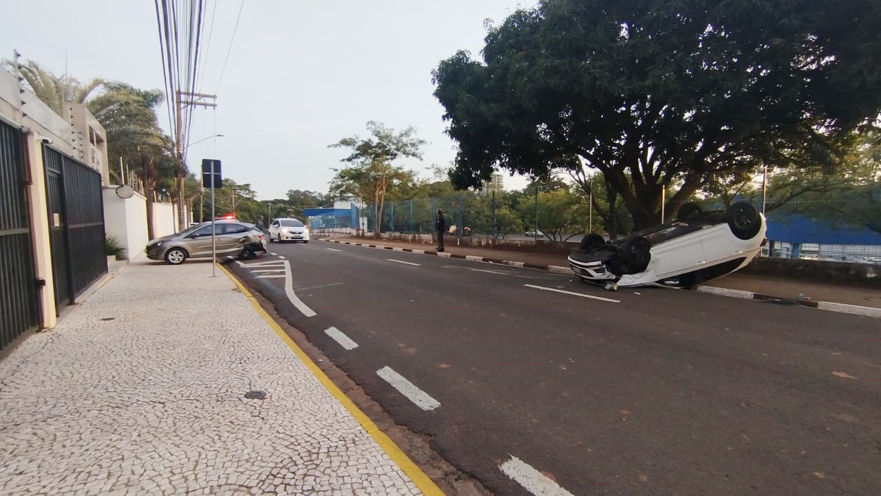 Carro capota no Parque do Povo após bater em veículo estacionado na Avenida 11 de Maio, em Presidente Prudente