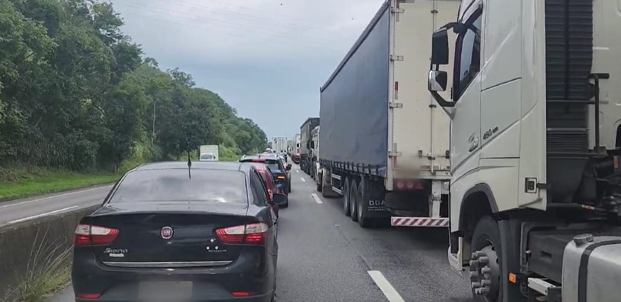 Carreta tomba na descida da Serra das Araras e causa enorme congestionamento 