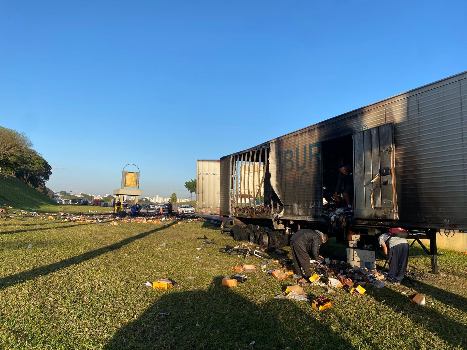 Carreta fica destruída após pegar fogo na Dutra, em Taubaté