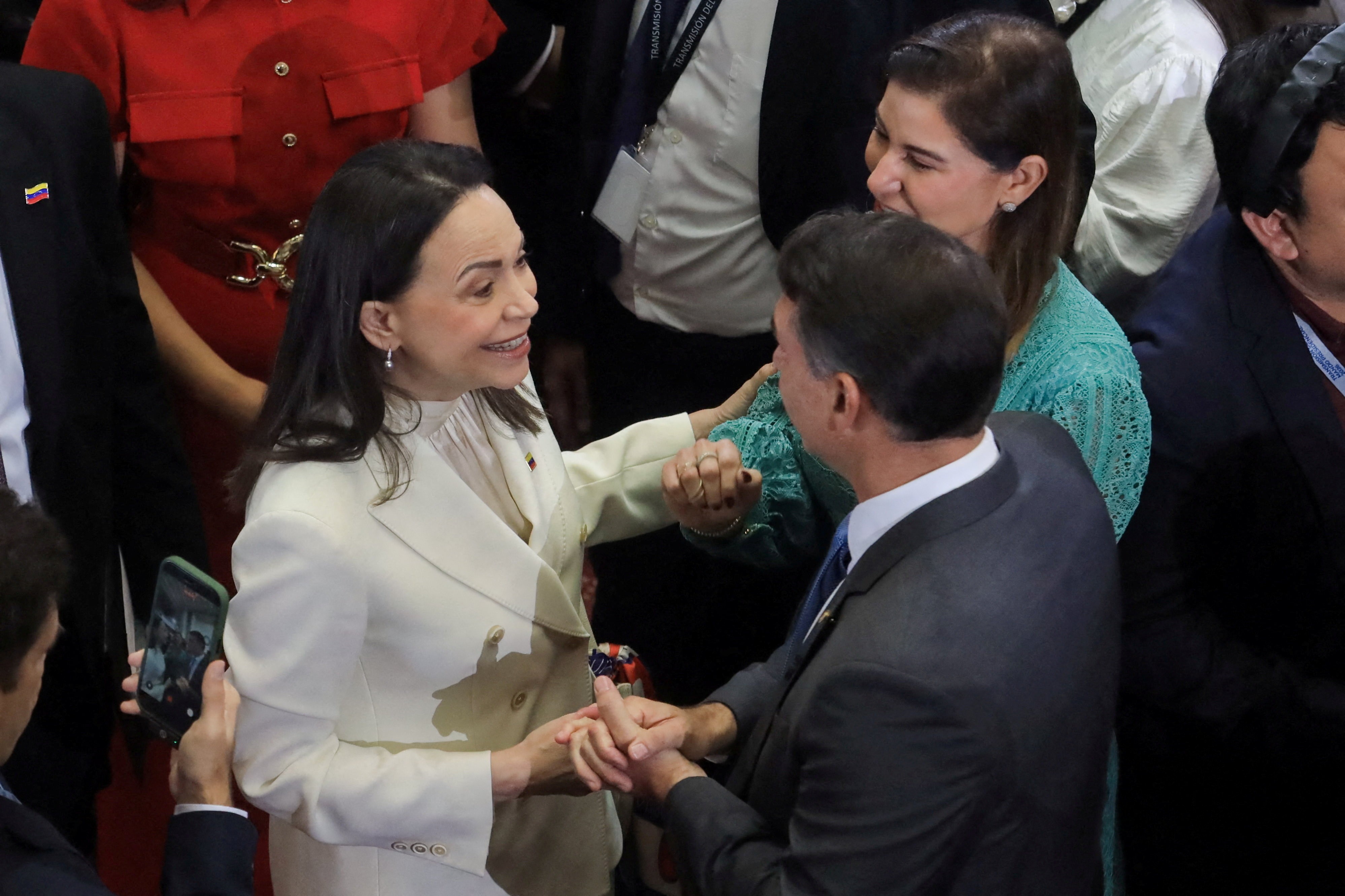 Flávio Bolsonaro e María Corina Machado se encontram no Chile e pedem 'justiça' pelo Brasil e Venezuela
