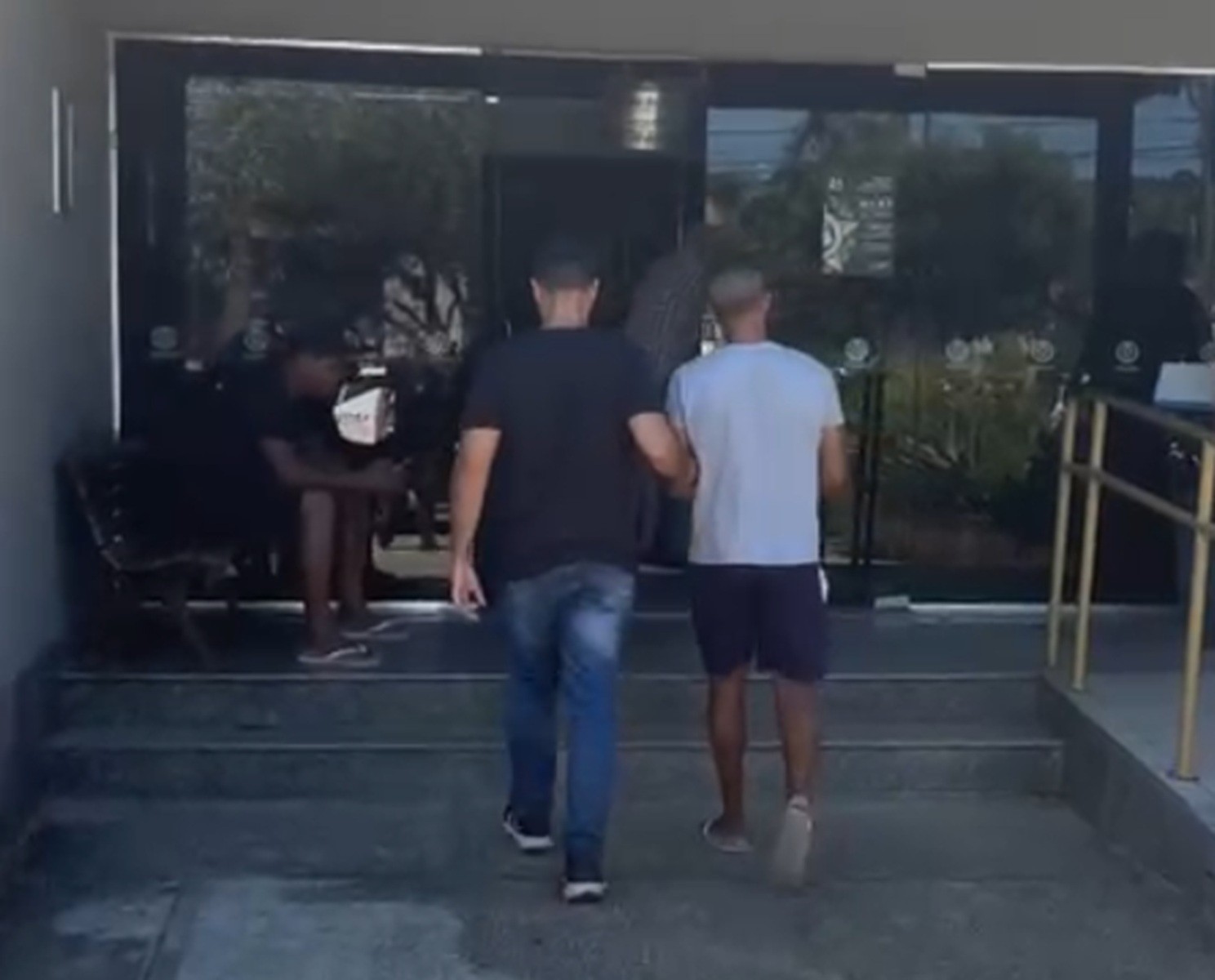 Condenado por homicídio é preso em Búzios após pular casas e se esconder em dispensa