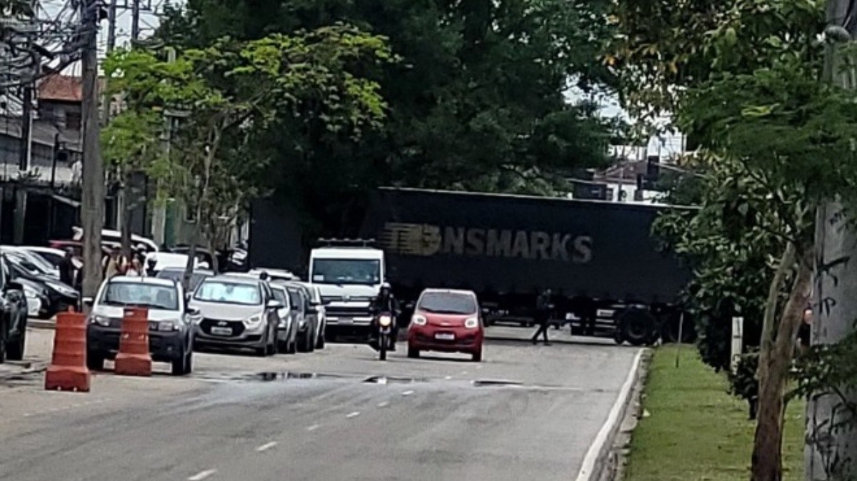 BRT Transcarioca opera com intervalos irregulares na Taquara após carreta enguiçar atravessada em calha 