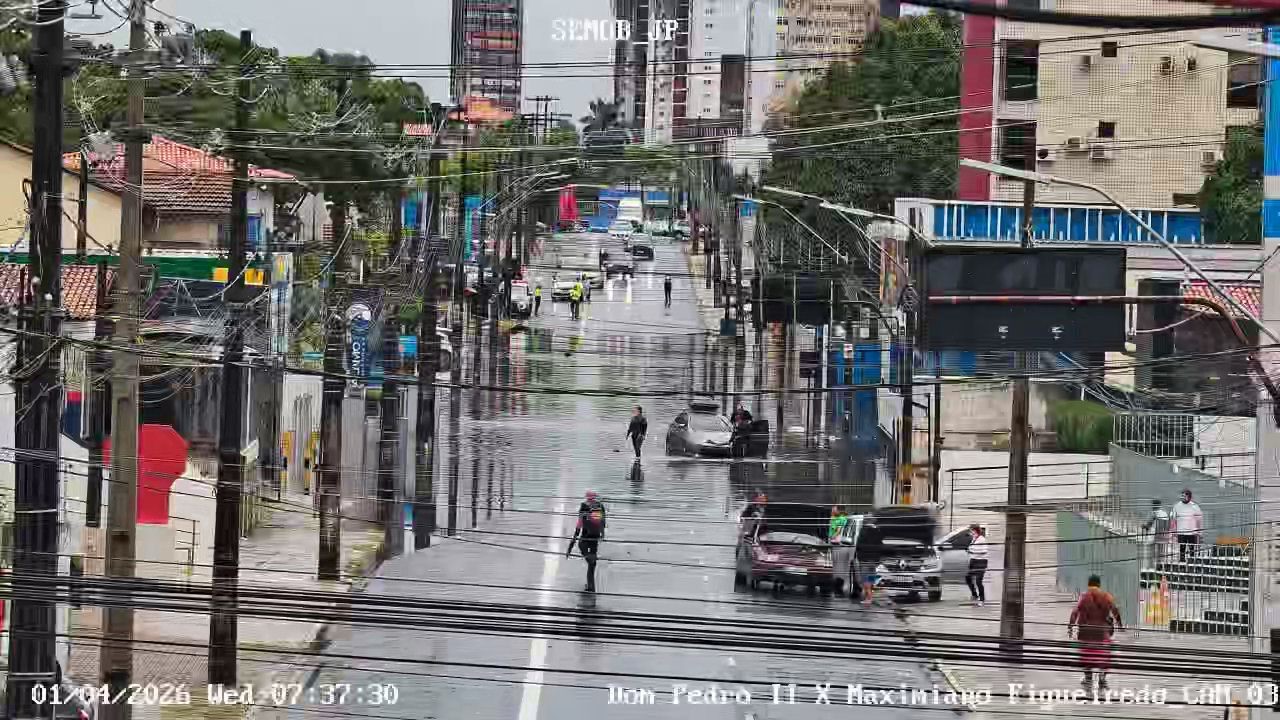 Chuvas intensas causam alagamentos e transtornos no trânsito, em João Pessoa