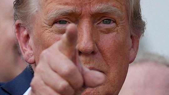 Trump ordena que Censo dos EUA deixe de contar imigrantes ilegais - A contagem populacional nos EUA é usada para definir o número de cadeiras de cada Estado no Legislativo Federal e no Colégio Eleitoral responsável por escolher o presidente da República. Próximo censo está previsto para 2030, mas não está claro se republicano quer adiantar a pesquisa.
