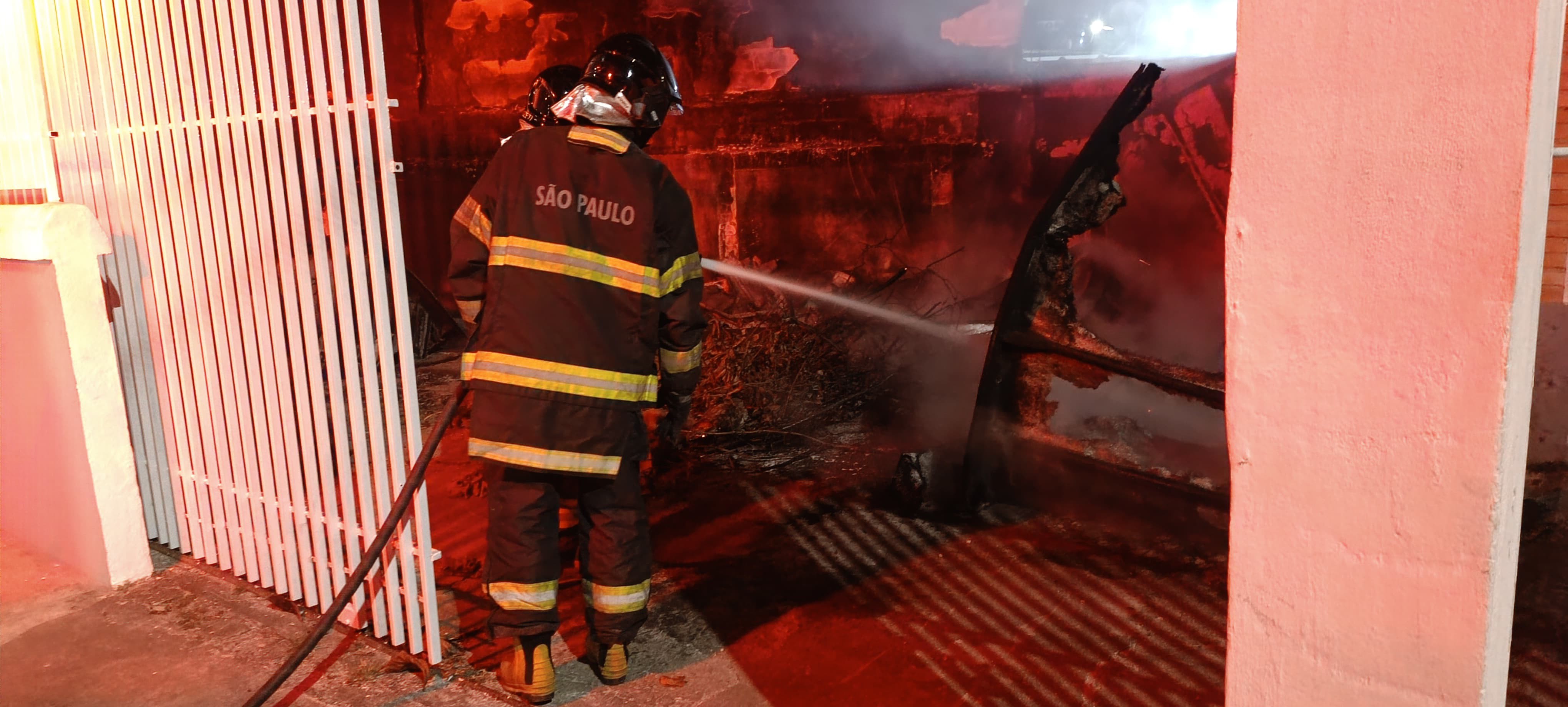 Incêndio destrói piscinas de fibra em casa em Caraguatatuba, SP