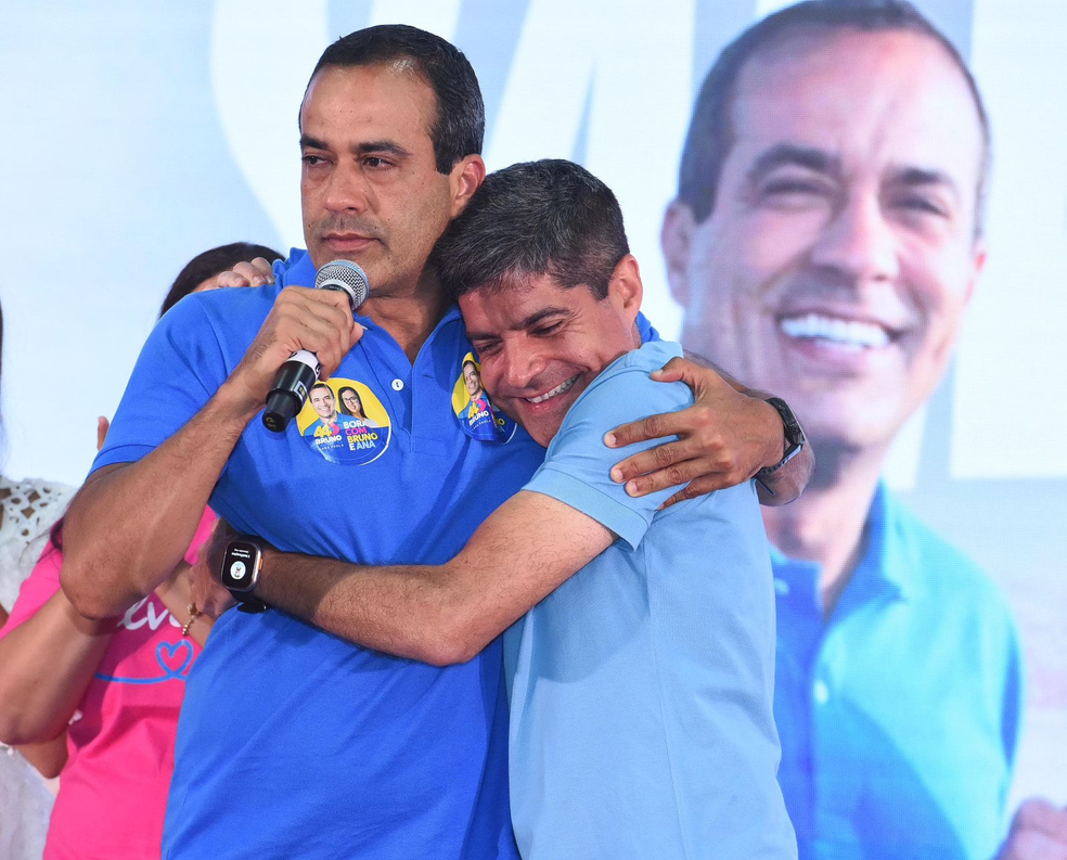 Abraçado com ACM Neto, Bruno Reis celebra vitória nas urnas em Salvador — Foto: Divulgação