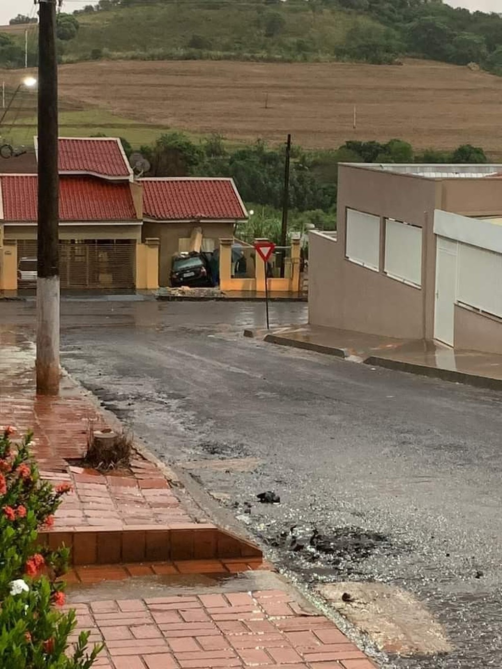 Carro invade quarto de casa e derruba escombros sobre a cama — Foto: Tá no Site/ colaboração