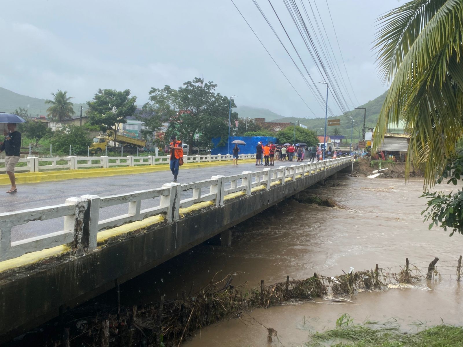 Chuvas na Paraíba ganha destaque após novo desdobramento em <p>ponte que corta o município de ingá foi interditada — foto: artur lira/tv cabo branco após as fortes chuvas que atingiram a paraíba nas últimas 24 horas, o rio da cidade de ingá, no agreste da paraíba, transbordou, causando a destruição parcial de uma ponte e deixando moradores ilhados nesta sexta-feira (1º).</p> <p>foram registrados mais de 108 milímetros de chuvas na cidade nas últimas 24 horas, segundo dados do centro nacional de monitoramento e alertas de desastres naturais (cemaden). a situação mais preocupante é na ponte que faz a conexão entre os dois lados da cidade. parte da estrutura cedeu e foi levada pela água, e uma grande rachadura apareceu no asfalto, aumentando o risco de um colapso total.</p> <p>por causa do risco, a ponte foi interditada para veículos, e apenas pedestres podem atravessar com autorização da defesa civil. o fechamento deixou um lado da cidade ilhado, onde fica a upa, que é referência para a região, impedindo o acesso de quem precisa de socorro. em joão pessoa, choveu cerca de 125 milímetros nas últimas 24 horas em joão pessoa.</p> <p>os bairros do altiplano, grotão, cristo, tambauzinho e cuiá foram os mais atingidos segundo o órgão.</p>