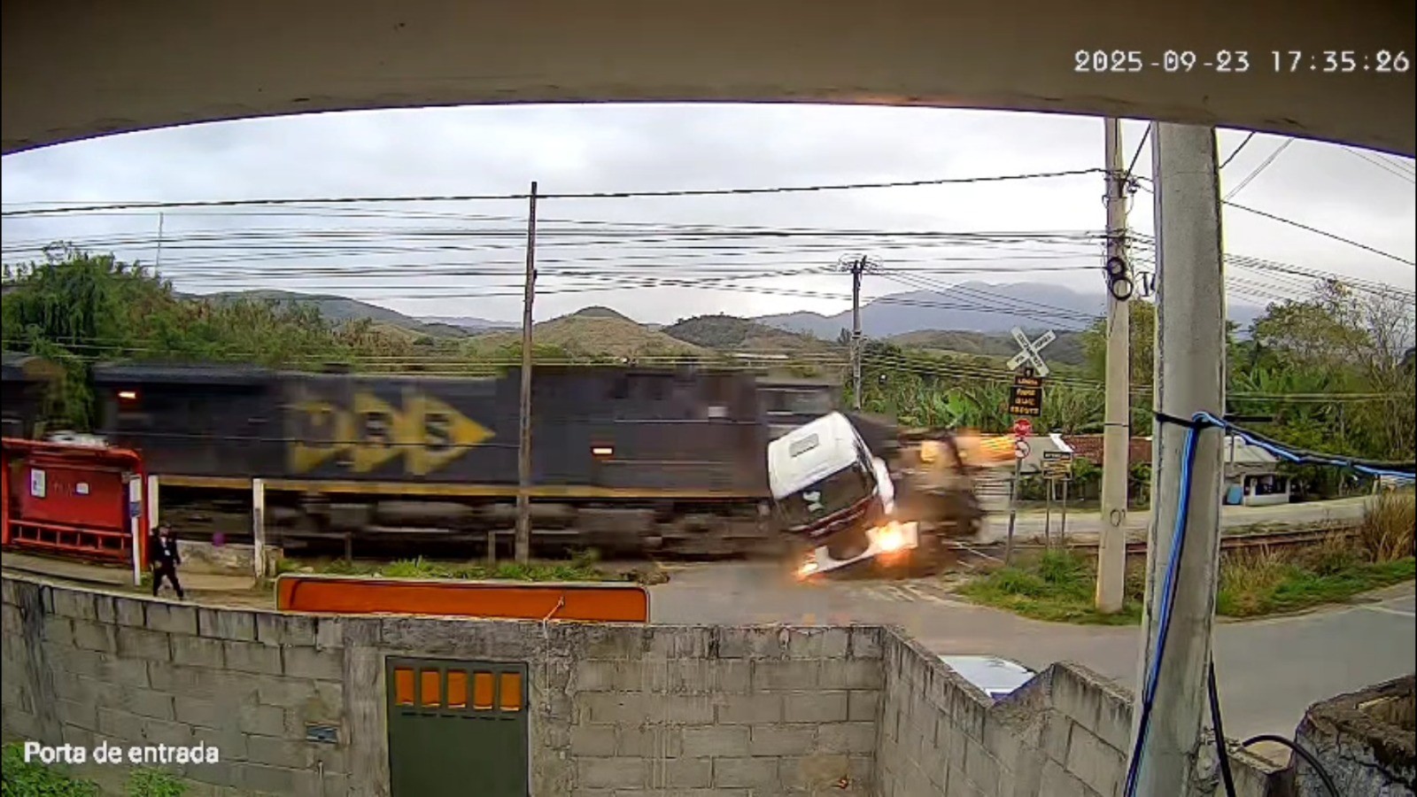 Duas pessoas ficam feridas após acidente entre caminhão e trem em Barra do Piraí 