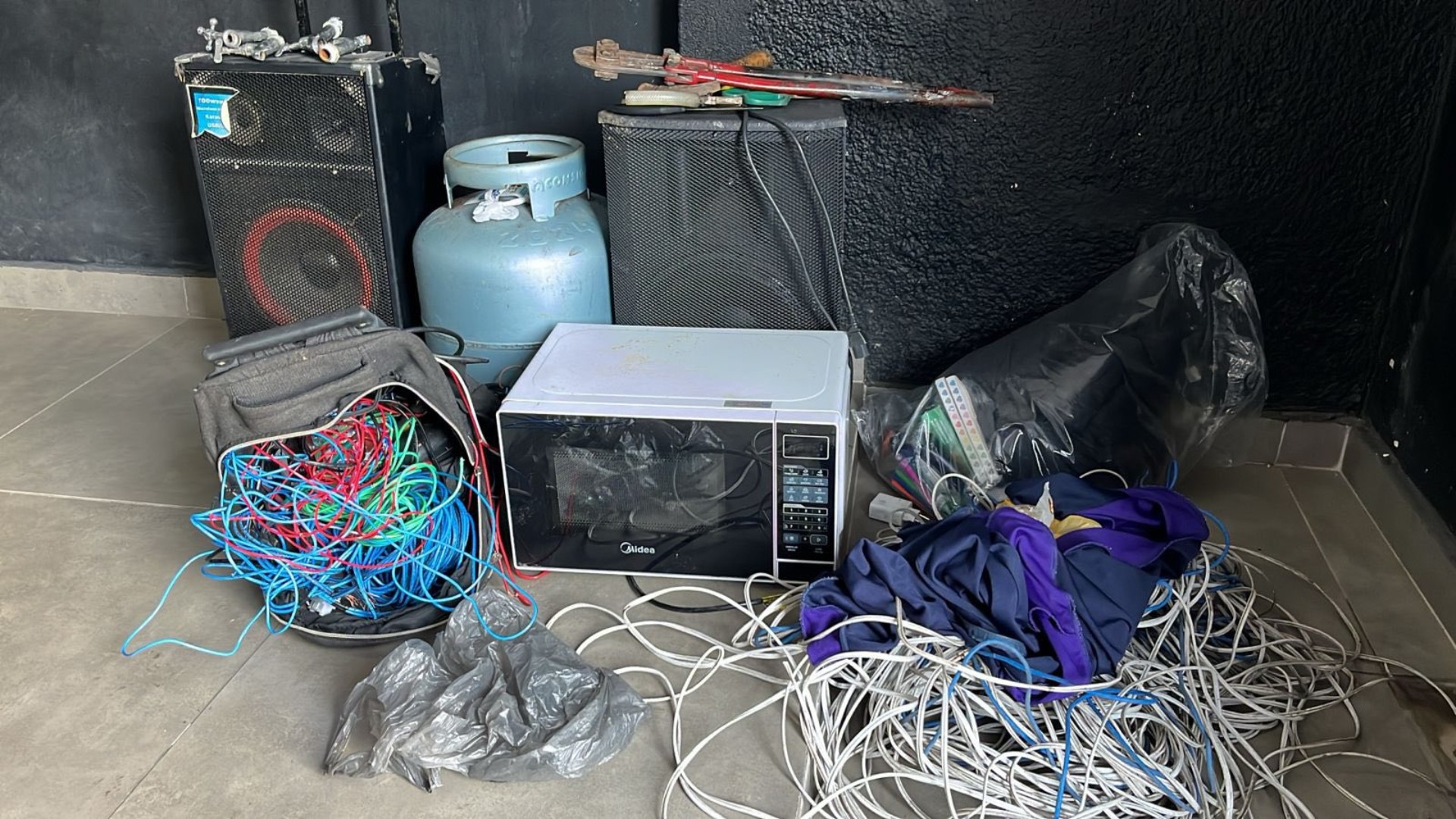 Trio é preso após furtar botijão de gás, micro-ondas e fios de escola municipal em São Roque