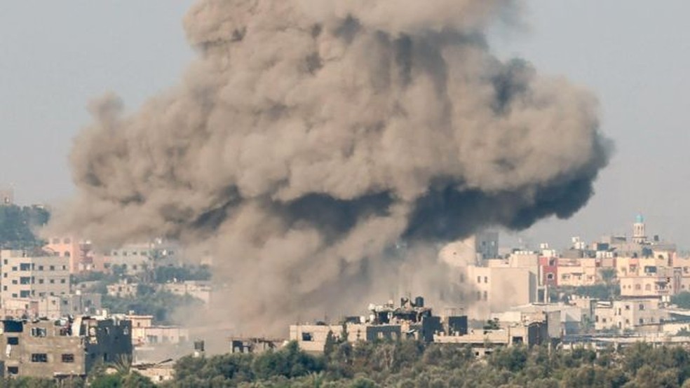 Fumaça cobre parte da Faixa de Gaza após ataque aéreo de Israel — Foto: EPA-EFE/REX/SHUTTERSTOCK