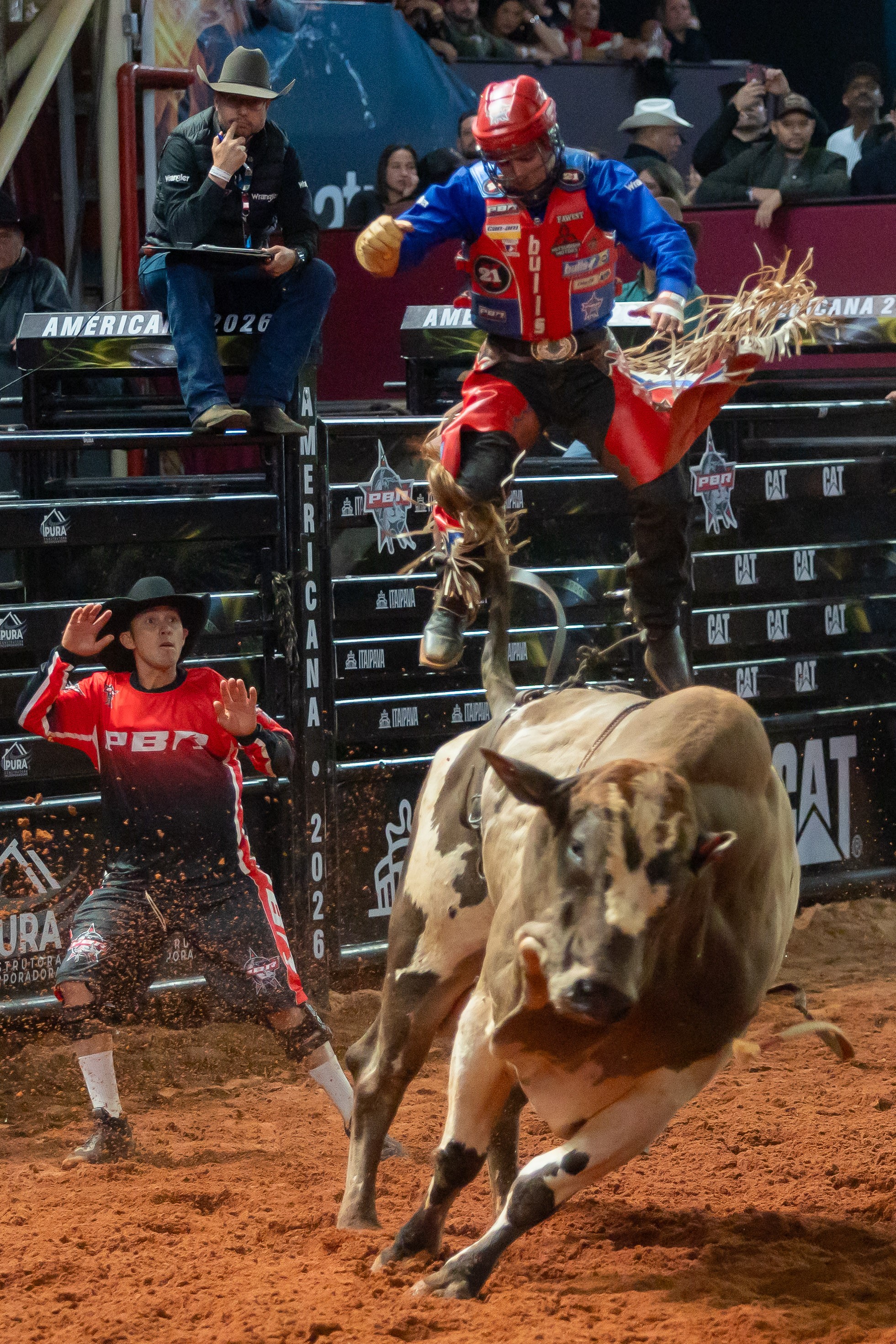 Final da montaria em touros da PBR foi um dos destaques da 4ª noite da Festa do Peão de Americana 2026, neste domingo (7) — Foto: Thomaz Marostegan
