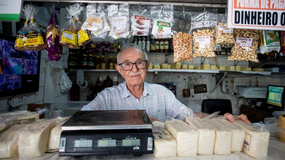 Comerciante Raimundo dos Queijos é uma figura famosa do Centro de Fortaleza. — Foto: Fabiane de Paula/SVM