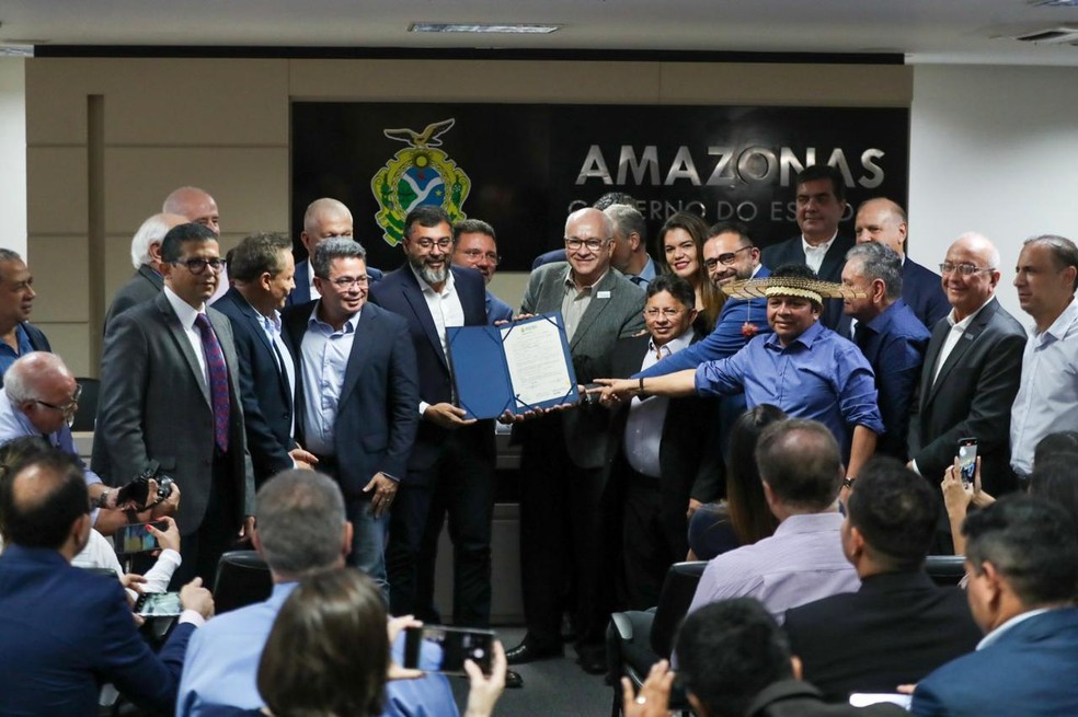 Wilson Lima entrega licença de instalação para exploração do potássio em Autazes — Foto: Secom