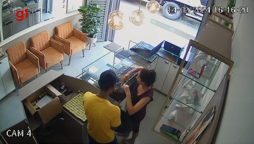 VÍDEO: Em ação que durou 3 minutos, criminosos rendem clientes e funcionários durante assalto em joalheria em Santarém