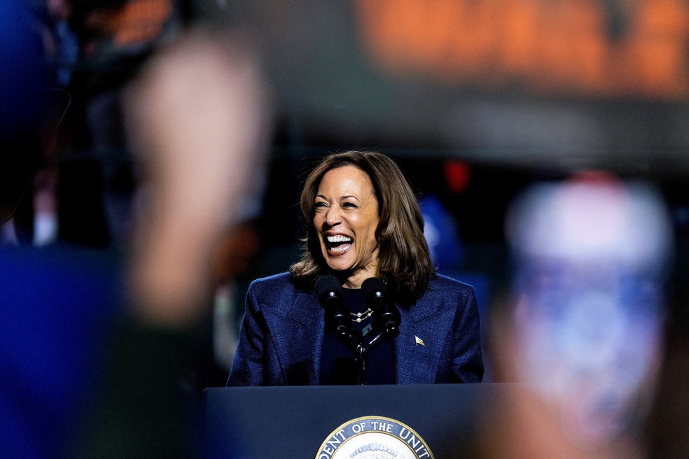 A vice-presidente dos EUA e candidata democrata à presidência, Kamala Harris, sorri durante um comício de campanha na Michigan State University, em East Lansing, Michigan (3/11) — Foto: Carlos Osorio/Reuters