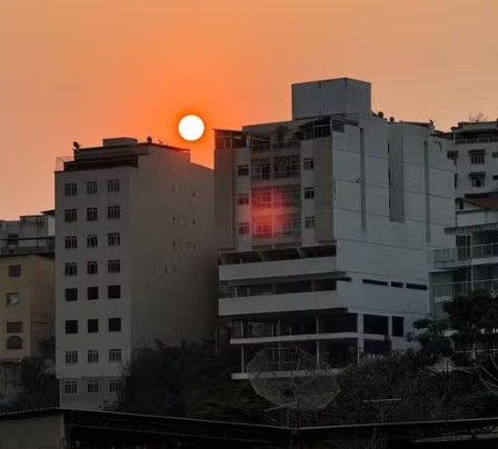 Névoa toma conta do céu de Juiz de Fora, que volta a ter 'sol vermelho’