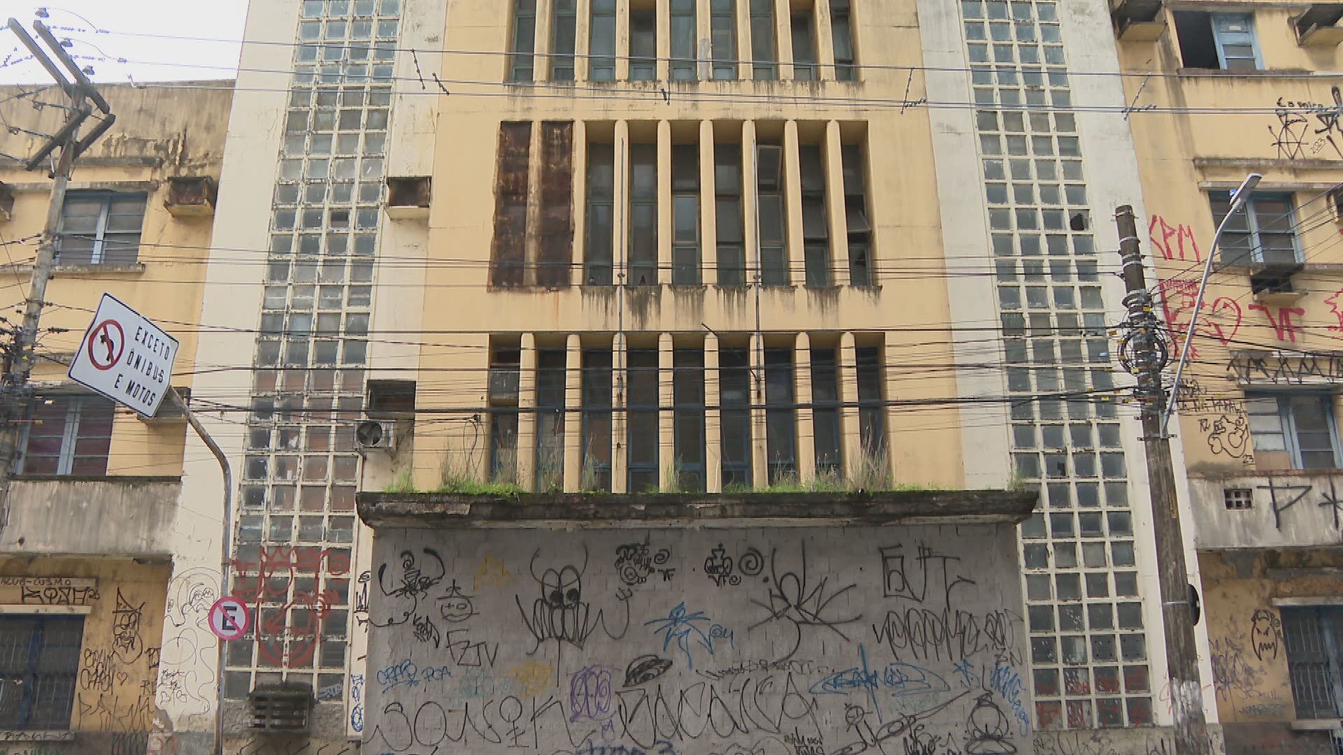 Prefeitura do Recife atrasa edital de parceria para ocupar imóveis com moradia popular no Centro