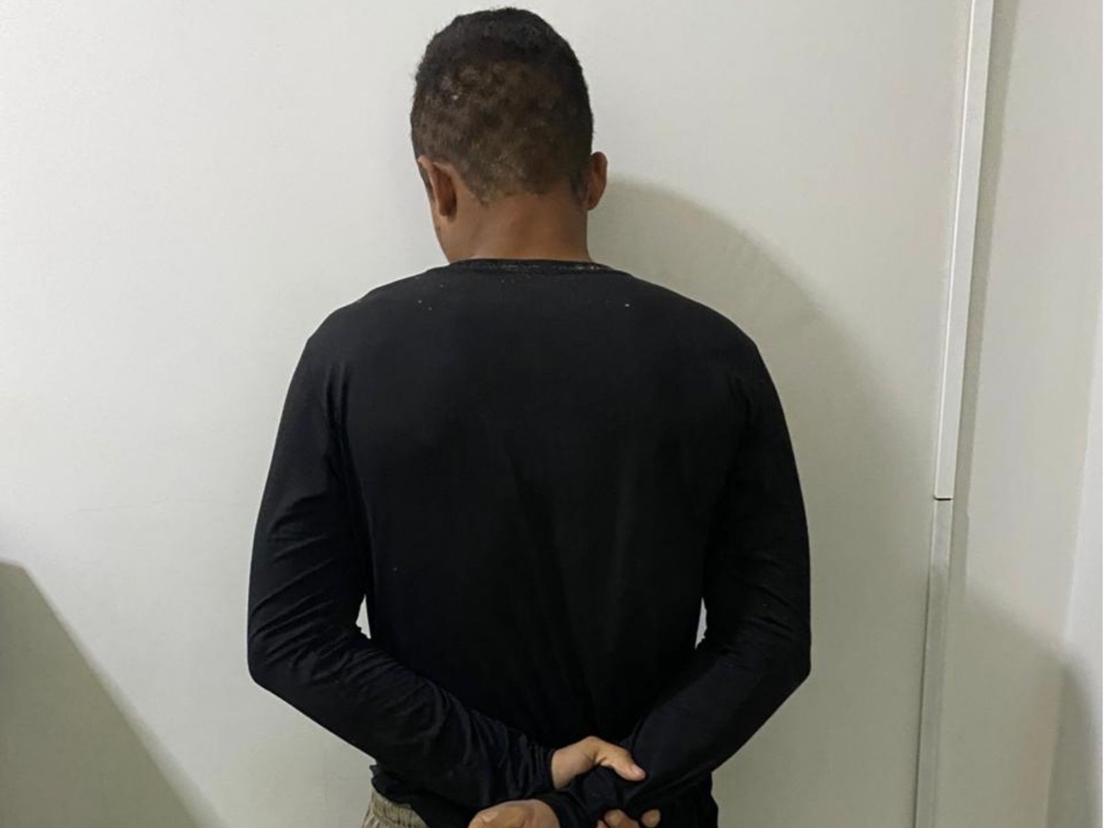 Suspeito de aplicar torturas a mando de facção é preso enquanto trabalhava em obra em Rio Branco