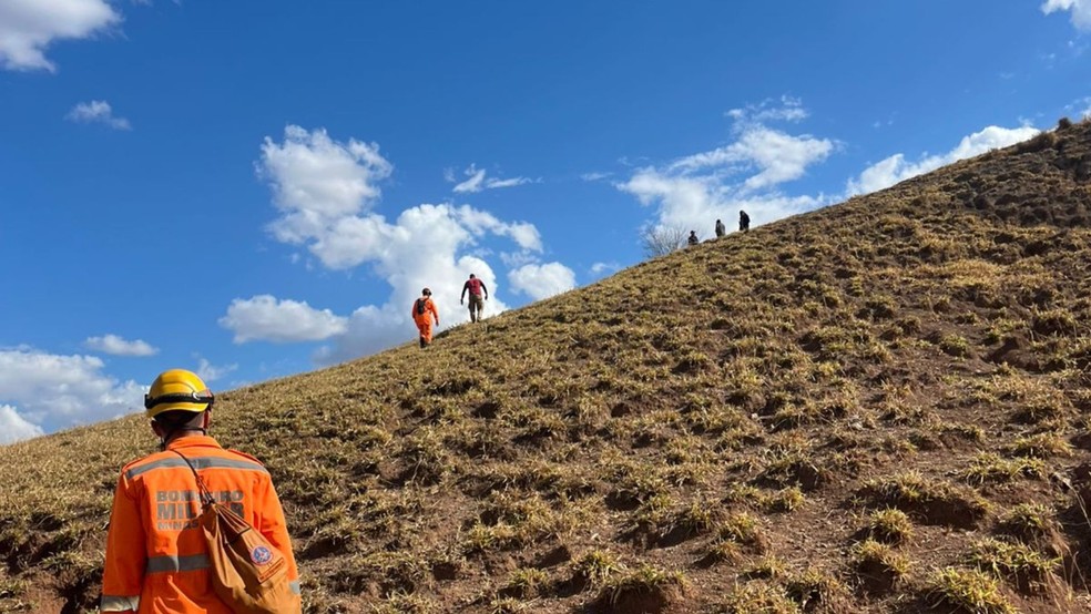 Piloto caiu em meio à vegetação após perder altitude durante voo livre em região de Patos de Minas — Foto: Corpo de Bombeiros/Divulgação