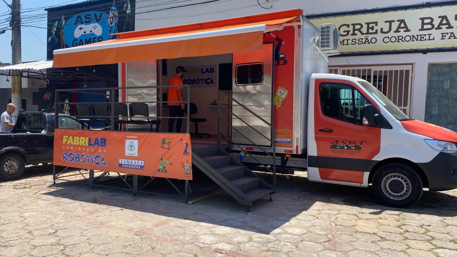Caminhão itinerante de robótica leva tecnologia para crianças e adolescentes em Coronel Fabriciano