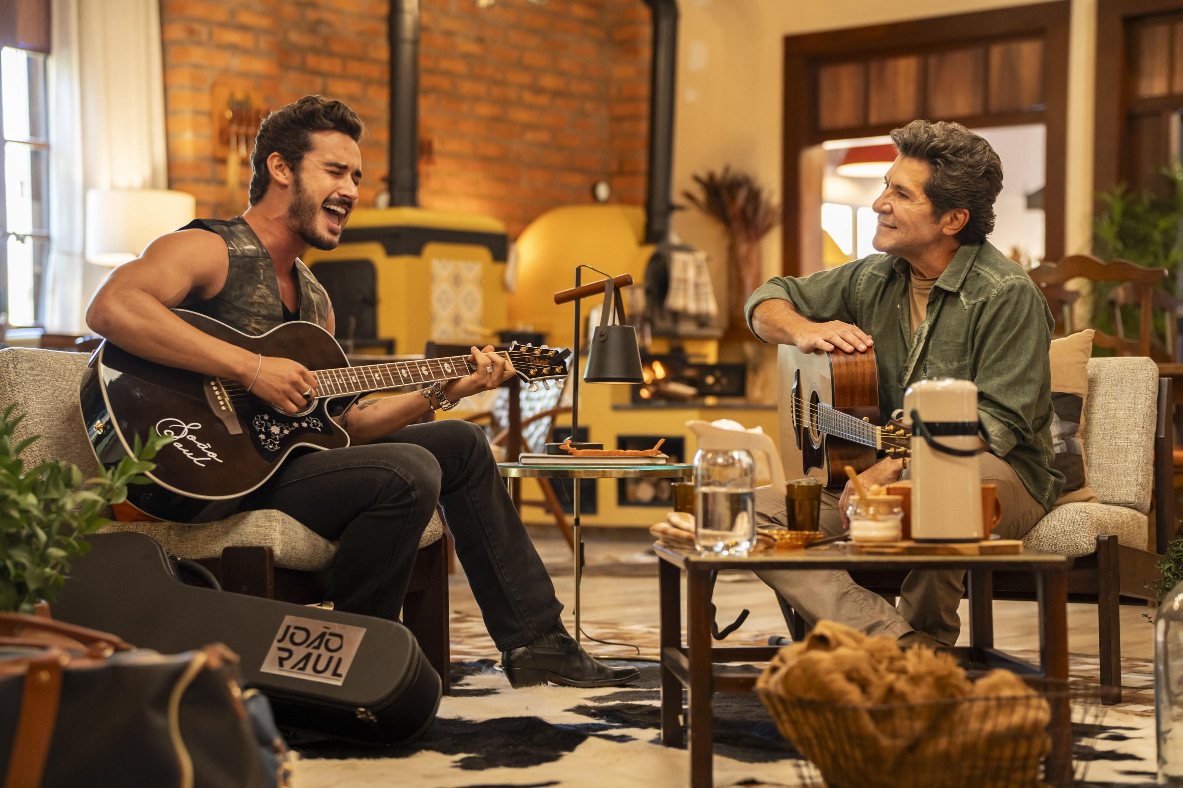 Daniel embaralha ficção e realidade ao receber João Raul, cantor de 'Coração acelerado', no programa 'Viver sertanejo' 