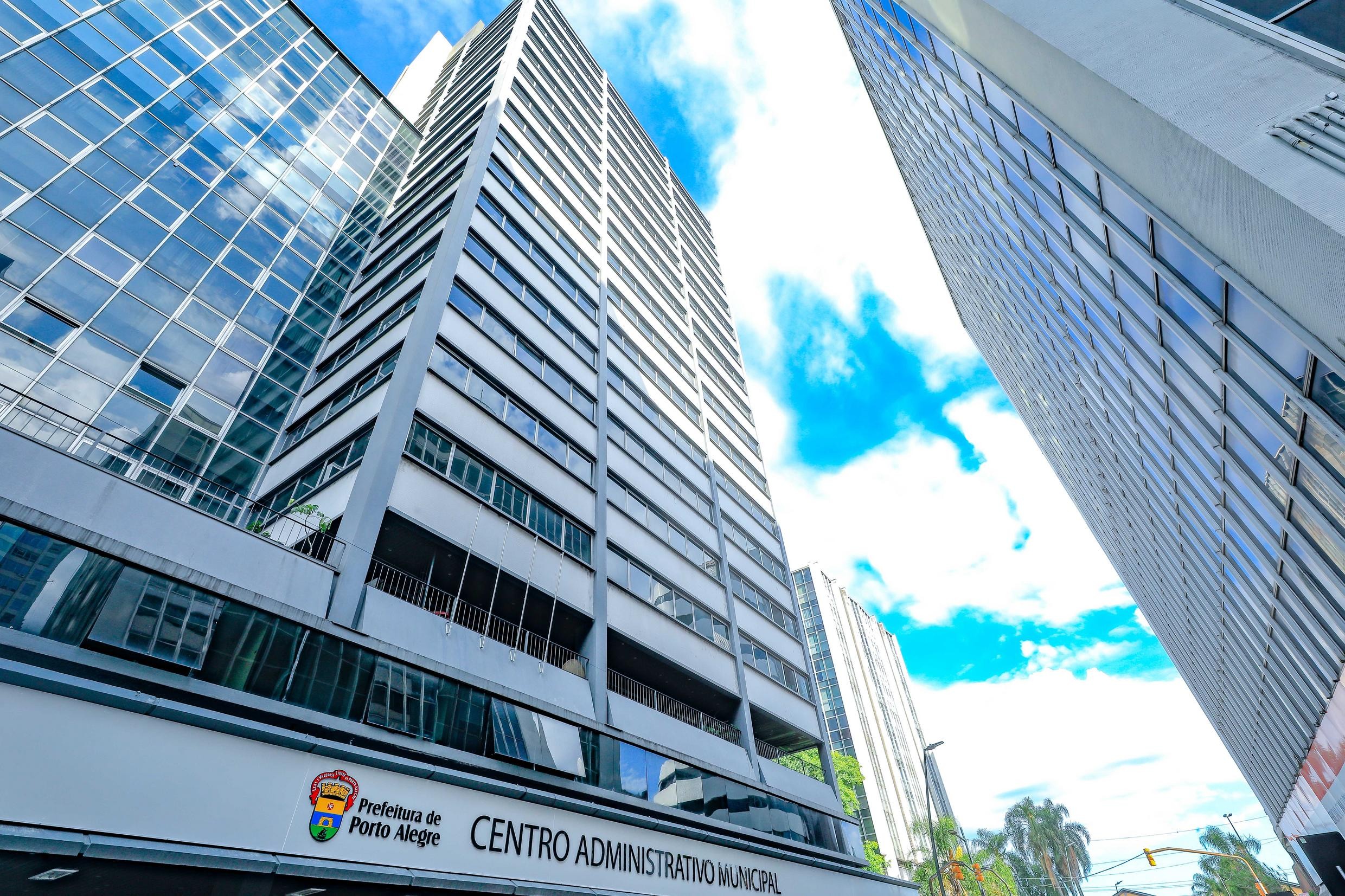 Escândalo em Porto Alegre: Servidores Afastados Desmascarados em Trabalho Paralelo!