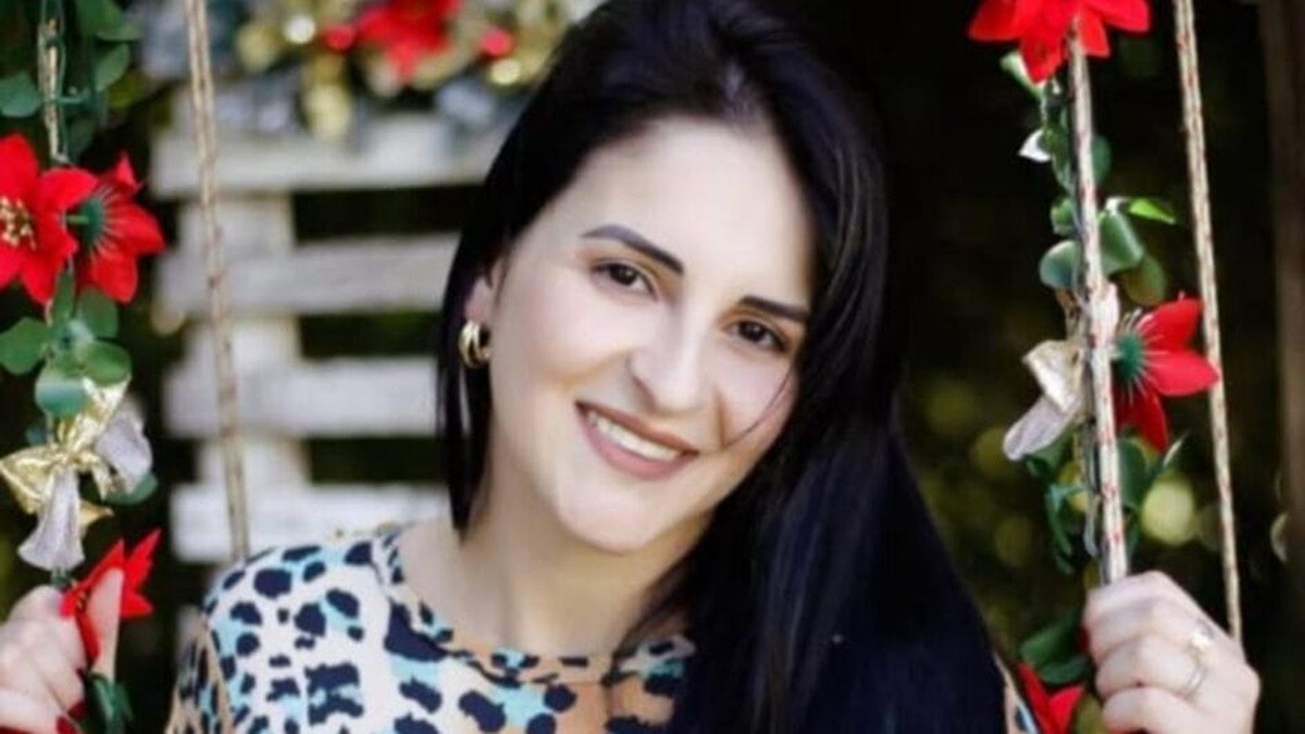 Mulher morta a tiros dentro de loja no Oeste de SC era professora e sofria ameaças do ex há um mês, diz delegado