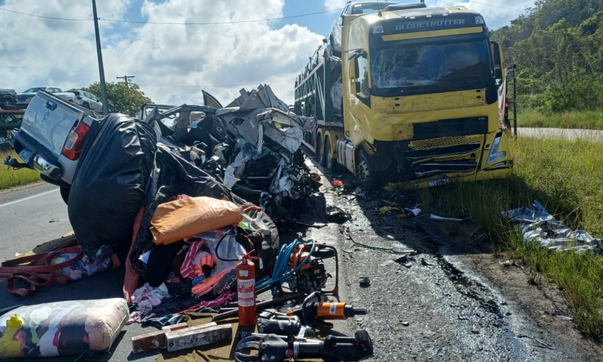 Motorista de caminhonete envolvido em colisão com caminhão-cegonha na Bahia segue internado