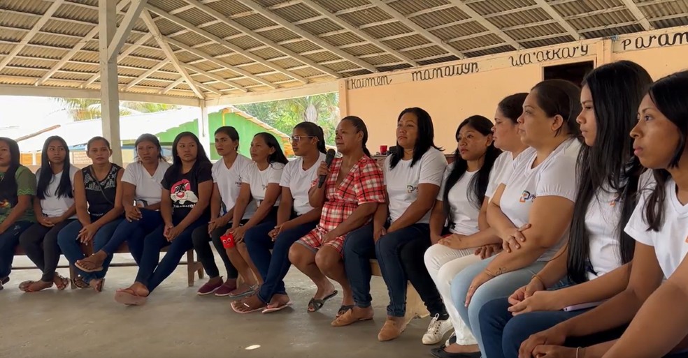 Mulheres consiliam tempo para estudar, trabalhar, cuidar da família e combater incêndios. — Foto: Rânia Barros/Rede Amazônica