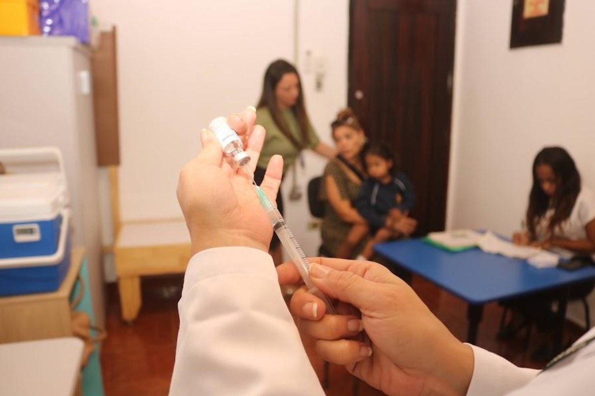 Santos realiza Dia D de vacinação contra a gripe, dengue e outras doenças; veja como se imunizar 