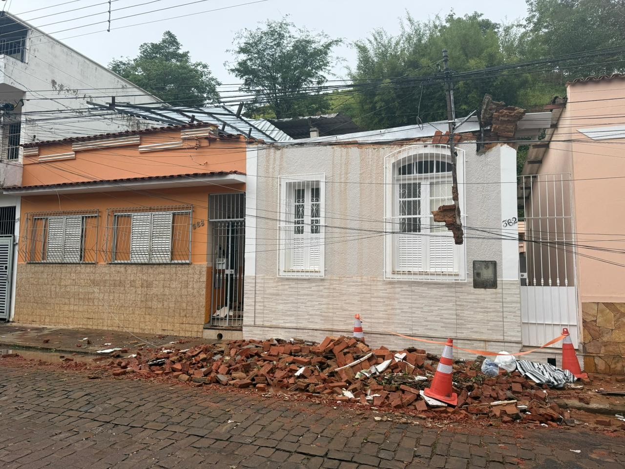 Com ventos de até 80 km/h, cidades da Zona da Mata têm temporal com quedas de árvore, destelhamentos e pontos de alagamento