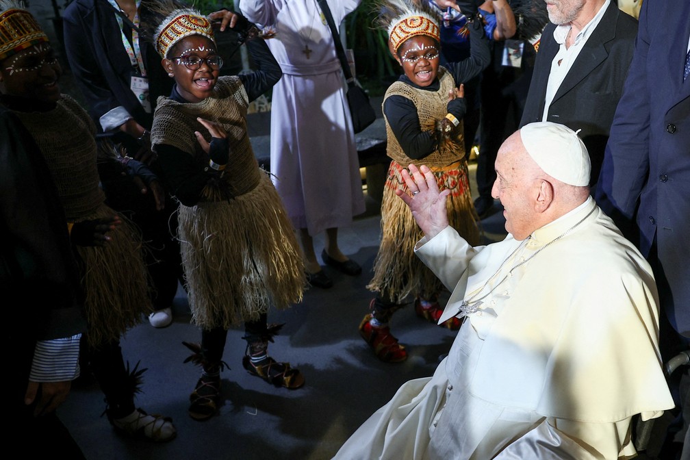 Papa Francisco saúda crianças na Indonésia — Foto: REUTERS/Guglielmo Mangiapane