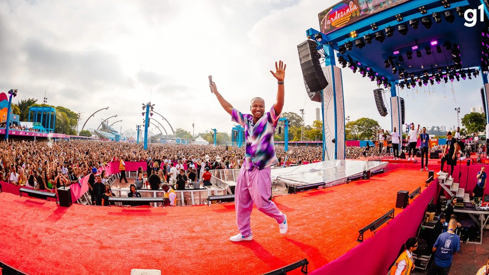 Thiaguinho se apresenta na turnê 'Tardezinha' em Ribeirão Preto — Foto: Alisson Demetrio